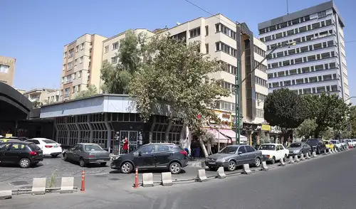 Irán enfrenta una creciente preocupación por las nuevas sanciones económicas impuestas por Estados Unidos. Los ciudadanos se agolpan en gasolineras y supermercados ante el temor de aumentos de precios