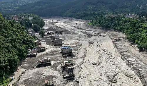 Varias casas quedaron sumergidas en lodo lo largo de la ribera de un río tras las inundaciones repentinas en Nepal. Foto: AFP