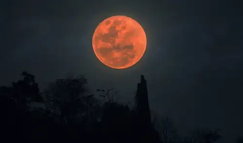 La luna se torna roja durante un eclipse lunar. Foto: Aumphotography