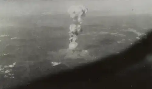 Fotografía aérea de la nube atómica elevándose sobre Hiroshima el 6 de agosto de 1945. Foto: Biblioteca del Congreso de los Estados Unidos Fotografía aérea de la nube atómica elevándose sobre Hiroshima el 6 de agosto de 1945. Foto: Biblioteca del Congreso de los Estados Unidos