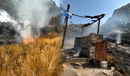 Fuertes vientos dificultan el control del incendio y favorecen el avance de las llamas en Yanque. Fuertes vientos dificultan el control del incendio y favorecen el avance de las llamas en Yanque