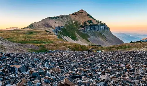 Los geólogos utilizaron un gravímetro para registrar variaciones de densidad en el subsuelo en 232 puntos del terreno en Utah, Estados Unidos. Los geólogos utilizaron un gravímetro para registrar variaciones de densidad en el subsuelo en 232 puntos del terreno en Utah, Estados Unidos.