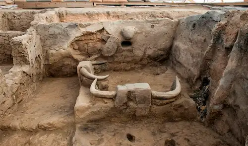 Çatalhöyük, un antiguo asentamiento en Turquía, revela cómo miles de habitantes cohabitaron sin calles hace 9.000 años. Su diseño arquitectónico mostró la transición hacia núcleos sedentarios. Çatalhöyük, un antiguo asentamiento en Turquía, revela cómo miles de habitantes cohabitaron sin calles hace 9.000 años. Su diseño arquitectónico mostró la transición hacia núcleos sedentarios.