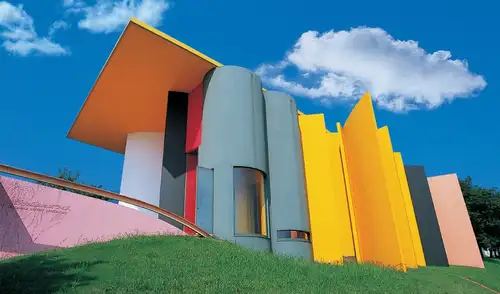 La arquitectura colorida transforma la imagen urbana, desde templos históricos hasta modernas construcciones.