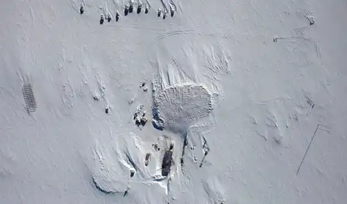 La estación rusa Vostok se ubica en el Antártida Oriental sobre la capa de hielo que cobre el lago Vostok. Foto: NASA La estación rusa Vostok se ubica en el Antártida Oriental sobre la capa de hielo que cobre el lago Vostok. Foto: NASA