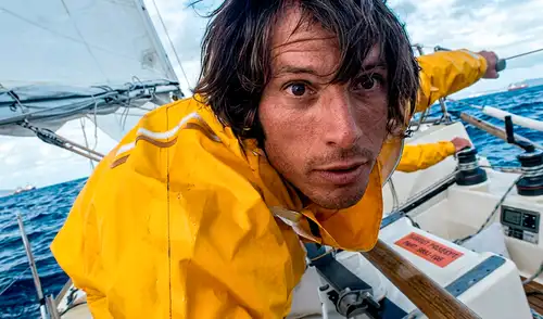En 1982, el navegante Steven Callahan sobrevivió 76 días a la deriva en el Atlántico tras el naufragio de su velero. Sin contacto exterior, se enfrentó a al hambre y tormentas. En 1982, el navegante Steven Callahan sobrevivió 76 días a la deriva en el Atlántico tras el naufragio de su velero. Sin contacto exterior, se enfrentó a al hambre y tormentas.