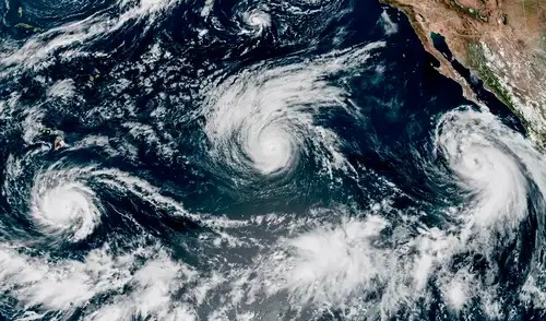 Tres huracanes, Lowell, Karina y Marie, avanzan simultáneamente por el océano Pacífico, generando oleaje y precipitaciones en Hawái, México y sur de California.