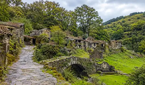El Concello de Cortegada en Ourense busca revitalizar una villa deshabitada de 12 viviendas a través de una cesión sin coste inicial, según el portal Aldeas Abandonadas. El Concello de Cortegada en Ourense busca revitalizar una villa deshabitada de 12 viviendas a través de una cesión sin coste inicial, según el portal Aldeas Abandonadas.