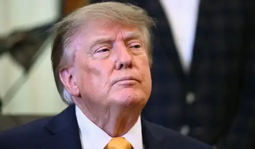 Donald Trump compartió en redes sociales un posible diseño de uniforme para la Fuerza Espacial de EE. UU., generando debate por sus similitudes con otros trajes icónicos.