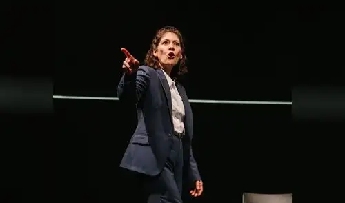 Escena de la obra 'Prima Facie'.