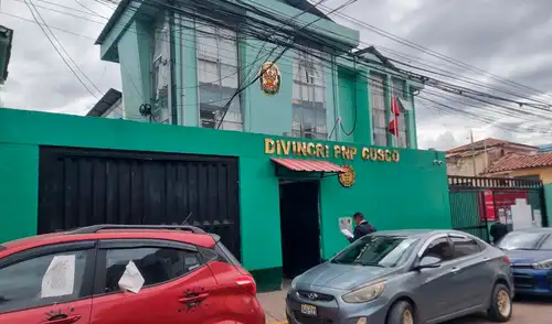 El sujeto fingió ser un docente de universidad para obtener la confianza de la menor.