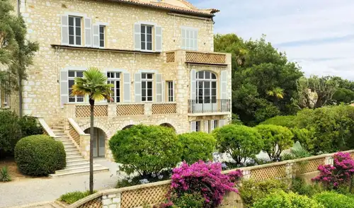 Dos ladrones robaron de madrugada en el Museo Renoir de Cagnes-sur-Mer, Francia, llevándose pinturas valoradas en más de US$10 millones. Dos ladrones robaron de madrugada en el Museo Renoir de Cagnes-sur-Mer, Francia, llevándose pinturas valoradas en más de US$10 millones.