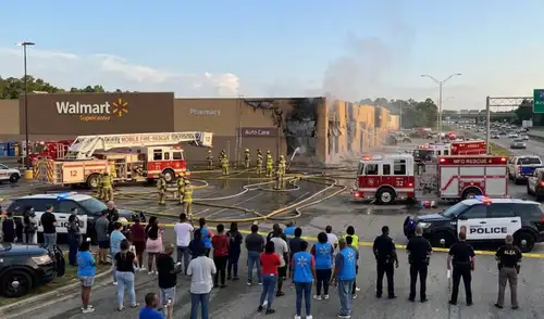 Autoridades de EE.UU. obligan evacuar a clientes por incendio dentro de un Walmart. incendio en Walmart de vía de servicio de la I-65