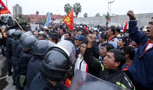 El SUTEP busca dialogar con la PCM antes de iniciar una huelga, pero advierte que intensificará el conflicto si no recibe respuesta. El SUTEP busca dialogar con la PCM antes de iniciar una huelga, pero advierte que intensificará el conflicto si no recibe respuesta.