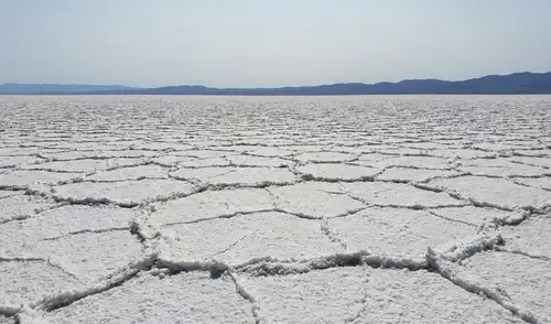 El desvío de un río en Irán expone al aire toneladas de sal del lago Urmia. Foto: iStock