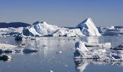 El calentamiento global podría estar afectando la estabilidad de montañas y glaciares en el Ártico, según estudio.