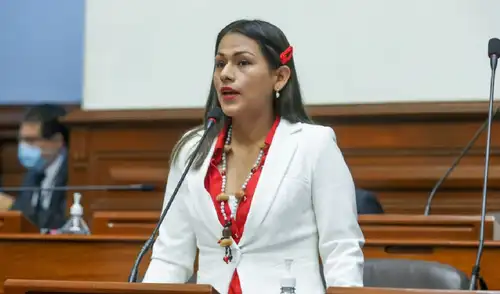 Silvana Robles enfrenta a ministro de Educación por cambios en currículo
