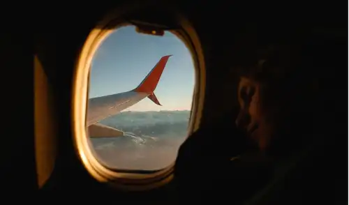 Las ventanillas de los aviones son el resultado de un sofisticado proceso de ingeniería que asegura su resistencia ante condiciones extremas de vuelo. Las ventanillas de los aviones son el resultado de un sofisticado proceso de ingeniería que asegura su resistencia ante condiciones extremas de vuelo.