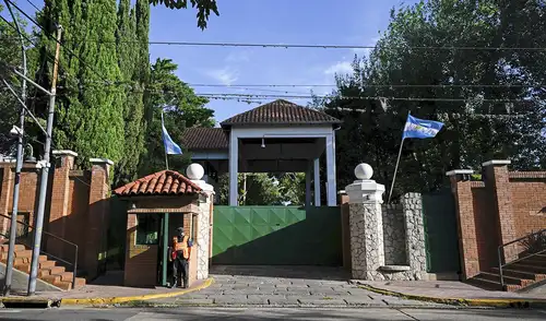 La Casa Militar asumirá el control integral de la Quinta de Olivos y de las residencias transitorias utilizadas por Milei y su familia La Casa Militar asumirá el control integral de la Quinta de Olivos y de las residencias transitorias utilizadas por Milei y su familia