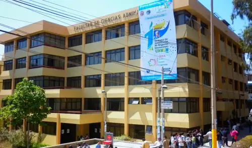 Estudiantes de la UNMSM cumplen tres días de protestas en la Facultad de Ciencias Administrativas, exigiendo diálogo con la rectora sobre sus reclamos. La presión aumenta ante la falta de respuesta.