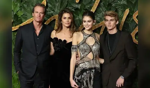 La familia en una alfombtra roja en 2024.