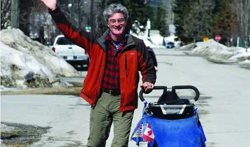 Jean Béliveau, canadiense de 45 años, emprendió un viaje a pie de 11 años que lo llevó a recorrer 64 países y alrededor de 75.000 kilómetros. Jean Béliveau, canadiense de 45 años, emprendió un viaje a pie de 11 años que lo llevó a recorrer 64 países y alrededor de 75.000 kilómetros.