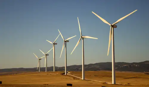 La familia Ferrell transforma su rancho en Kansas al convertir la energía del viento en un negocio rentable, instalando un parque eólico aerogeneradores. La familia Ferrell transforma su rancho en Kansas al convertir la energía del viento en un negocio rentable, instalando un parque eólico aerogeneradores.