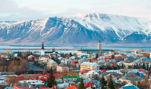 Islandia ofrece una atractiva oportunidad de volontariado, donde colaboradores realizan 32 horas semanales a cambio de alojamiento y comida. Islandia ofrece una atractiva oportunidad de volontariado, donde colaboradores realizan 32 horas semanales a cambio de alojamiento y comida.
