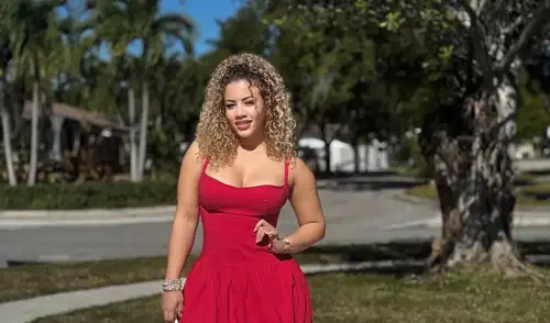 La influencer Flor Danay Hernández destaca el desafío del contenido en vivo, donde la energía y la presencia son cruciales, sin posibilidad de corregir sobre la marcha. Flor Danay Hernández