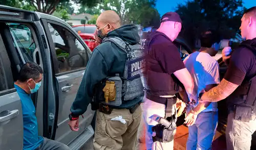 ICE planea utilizar "instalaciones móviles" para realizar más detenciones. instalaciones móviles del ICE en EE.UU. para detener inmigrantes