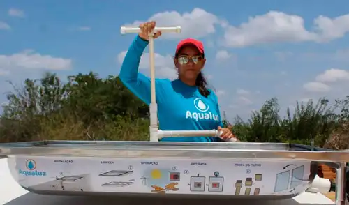 Una joven científica brasileña ha creado Aqualuz, un dispositivo que purifica agua de lluvia usando energía solar. Una joven científica brasileña ha creado Aqualuz, un dispositivo que purifica agua de lluvia usando energía solar.
