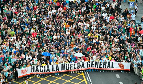 Cientos de miles de manifestantes en Madrid y otras ciudades exigen soluciones a la crisis de vivienda bajo el lema "Hacia la huelga general" tras el rechazo a decretos del Gobierno español. Cientos de miles de manifestantes en Madrid y otras ciudades exigen soluciones a la crisis de vivienda bajo el lema "Hacia la huelga general" tras el rechazo a decretos del Gobierno español.