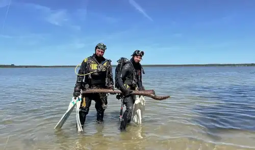 Arqueólogos subacuáticos han descubierto en el lago Arendsee, Alemania, un pilar y tablas de madera de hasta 10.500 años que podrían revelar la vida de cazadores-recolectores del Mesolítico.