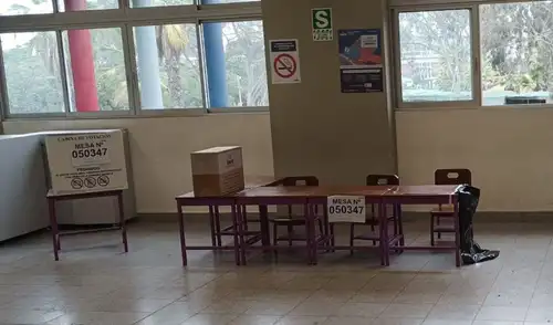 Las Elecciones Regionales y Municipales 2026 comenzaron con retrasos en locales de votación por ausencia de miembros de mesa, alcanzando una instalación del 99,99% al mediodía.