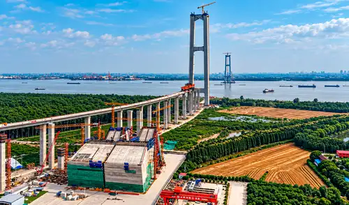 El Ministerio de Transporte de China anunció que el puente Zhangjinggao, sobre el río Yangtsé, ha superado la mitad de su construcción y se prevé su finalización en 2028.