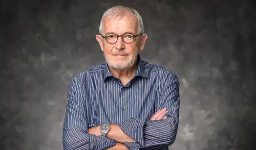 Francis Halzen, físico belga, ganó el Premio Nobel de Física 2026 por su trabajo en el Observatorio de Neutrinos IceCube, revolucionando la investigación del universo.