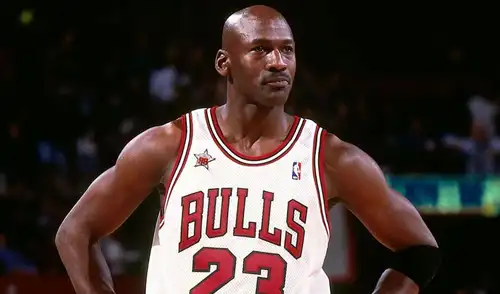 Michael Jordan realiza una donación histórica de 10 millones de dólares a la Universidad de Carolina del Norte, destinada a la Escuela de Trabajo Social.
