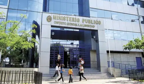 Tres policías y varios investigados son acusados de brindar apoyo a la red criminal. La agrupación es señalada por extorsiones violentas contra autoridades en la región. Tres policías y varios investigados son acusados de brindar apoyo a la red criminal. La agrupación es señalada por extorsiones violentas contra autoridades en la región.