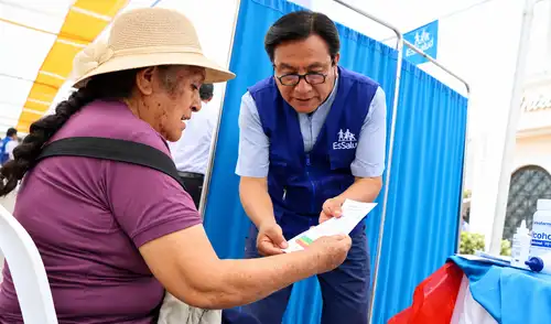 La intervención se centró en la prevención del dengue, ofreciendo talleres prácticos a familias para eliminar criaderos de zancudos frente al fenómeno El Niño 2026-2027. Plan contra El Niño 2026-2027: EsSalud y Hospital Perú despliegan atención médica gratuita en La Libertad