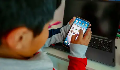 El Ministerio de Educación (Minedu) prohíbe el uso de teléfonos celulares en la educación inicial, estableciendo restricciones durante la jornada escolar.
