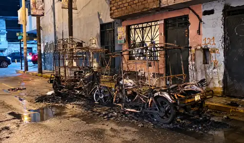 Incendio de mototaxis y puesto de frituras en El Agustino genera preocupación entre vecinos Incendio de mototaxis y puesto de frituras en El Agustino genera preocupación entre vecinos