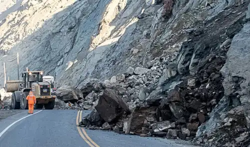 Los trabajos para retirar las piedras afectadas incluyen el uso de maquinaria pesada y procedimientos especializados, permitiendo el paso parcial de vehículos en la vía. Los trabajos para retirar las piedras afectadas incluyen el uso de maquinaria pesada y procedimientos especializados, permitiendo el paso parcial de vehículos en la vía.
