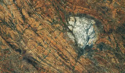 Una enorme formación rocosa similar a la de la Luna destaca sobre el paisaje rojizo del sur de Madagascar. Foto: NASA Una enorme formación rocosa similar a la de la Luna destaca sobre el paisaje rojizo del sur de Madagascar. Foto: NASA