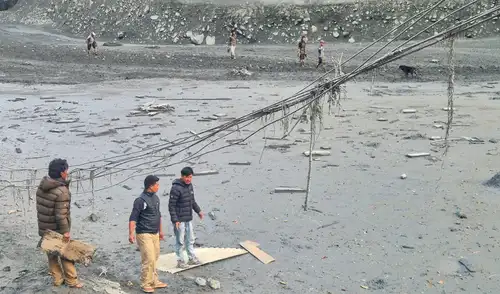 El Ejército de Nepal rescató a 321 personas, incluidos 12 extranjeros, utilizando helicópteros y evacuaciones terrestres