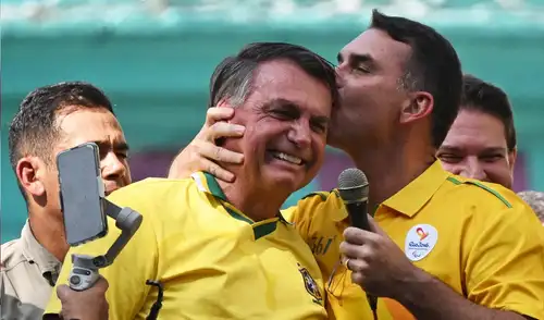 Jair Bolsonaro se muestra “muy contento” con los resultados de la primera vuelta de las elecciones presidenciales en Brasil, donde su hijo Flávio lidera en las encuestas