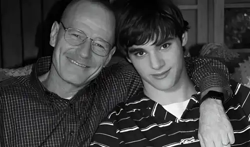 Bryan Cranston le dedicó emotiva despedida a RJ Mitte. Bryan Cranston le dedicó emotiva despedida a RJ Mitte.