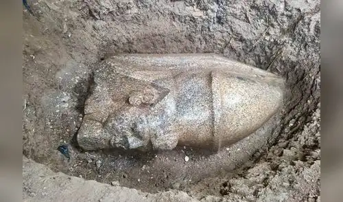 Fragmento del rey Ramsés II encontrado en la aldea de Behebat al-Hijara. Foto: Ministerio de Turismo y Antigüedades/Facebook Fragmento del rey Ramsés II encontrado en la aldea de Behebat al-Hijara. Foto: Ministerio de Turismo y Antigüedades/Facebook