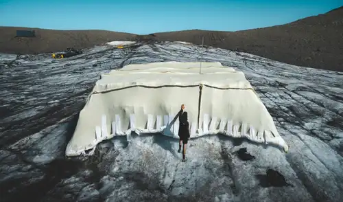 Investigadores de Suiza ponen a prueba una solución natural en el glaciar 3000 para frenar el deshielo estival.
