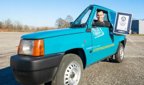 Un italiano ha creado el coche más estrecho del mundo al modificar un Fiat Panda de 1993. Un italiano ha creado el coche más estrecho del mundo al modificar un Fiat Panda de 1993.