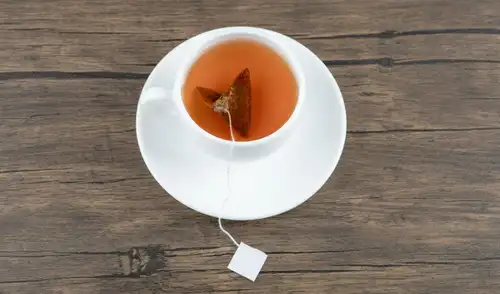 Una investigación revela que las bolsitas de té pueden liberar microplásticos y nanoplásticos, con diferencias notables según el material utilizado.